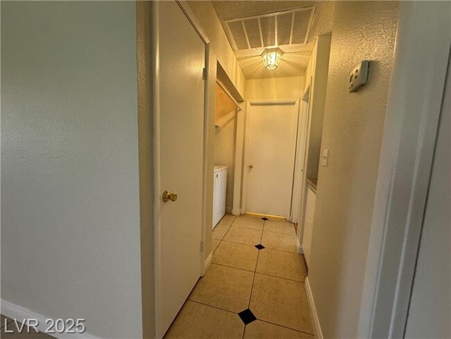 Building Photo - 6121 Meadow Haven Ln