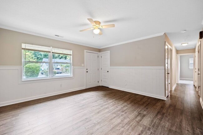 Building Photo - Three Bedroom Home!