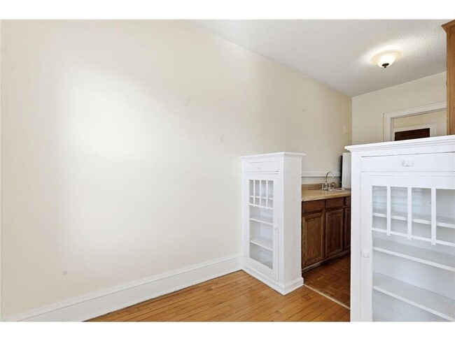 Building Photo - 220 E 19th St