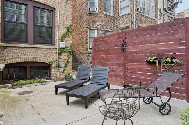 Building Photo - 717 W Junior Terrace