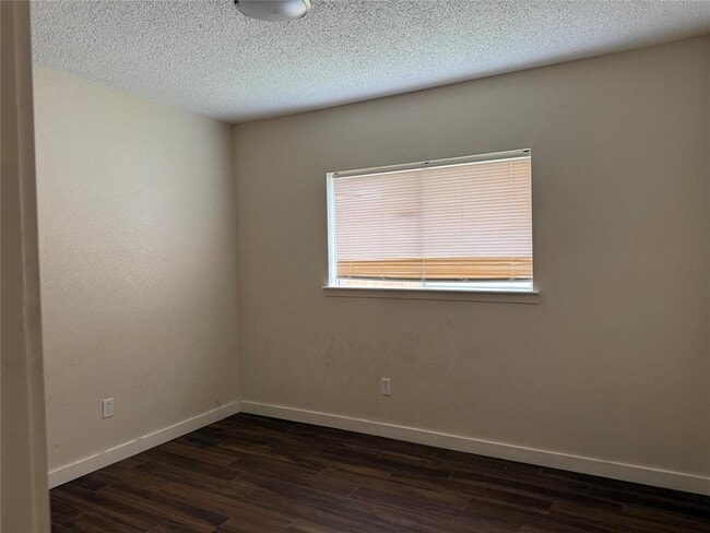 Building Photo - 451 Oakdale Dr