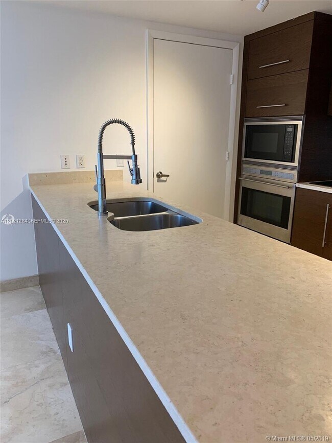 Building Photo - 475 Brickell Ave