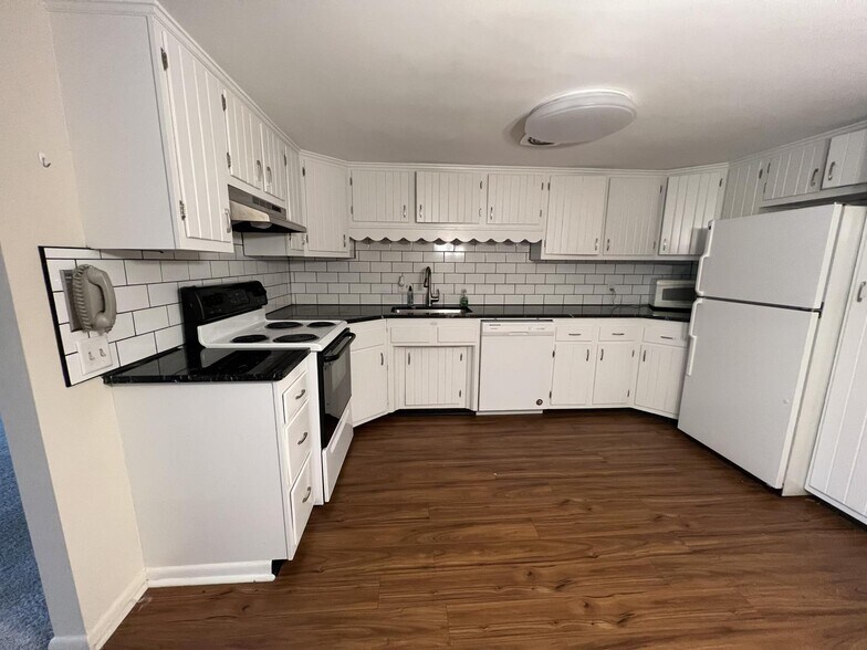 Kitchen - The Edgewater - 55+ Community