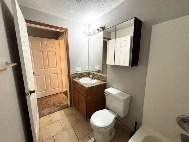 Building Photo - Modern Condo in Gresham near Glendoveer!