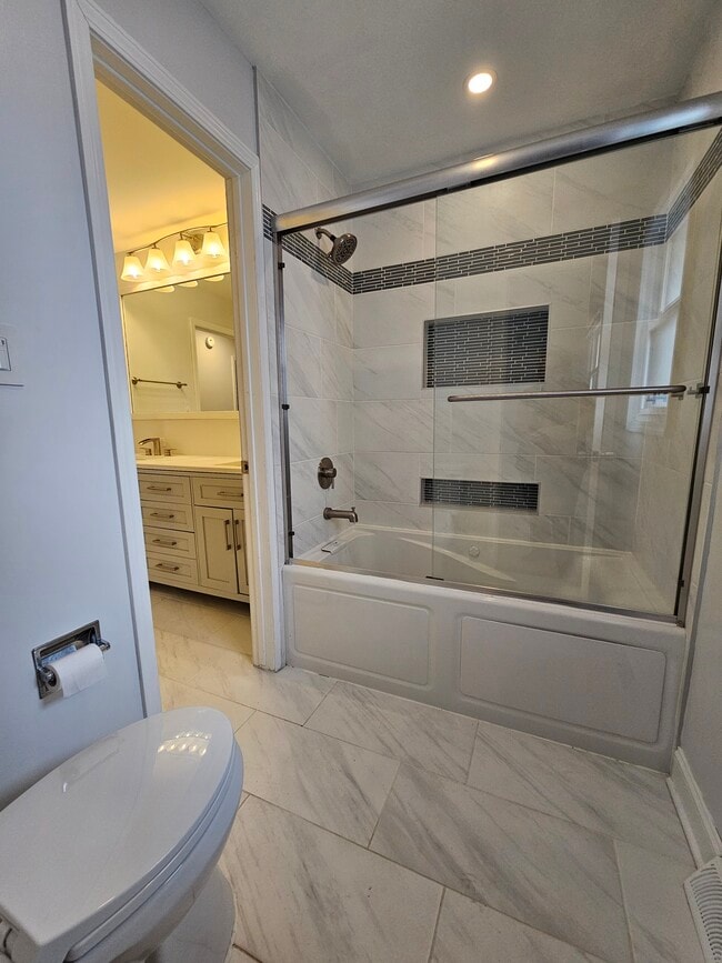 Building Photo - 9536 Elmwood Dr