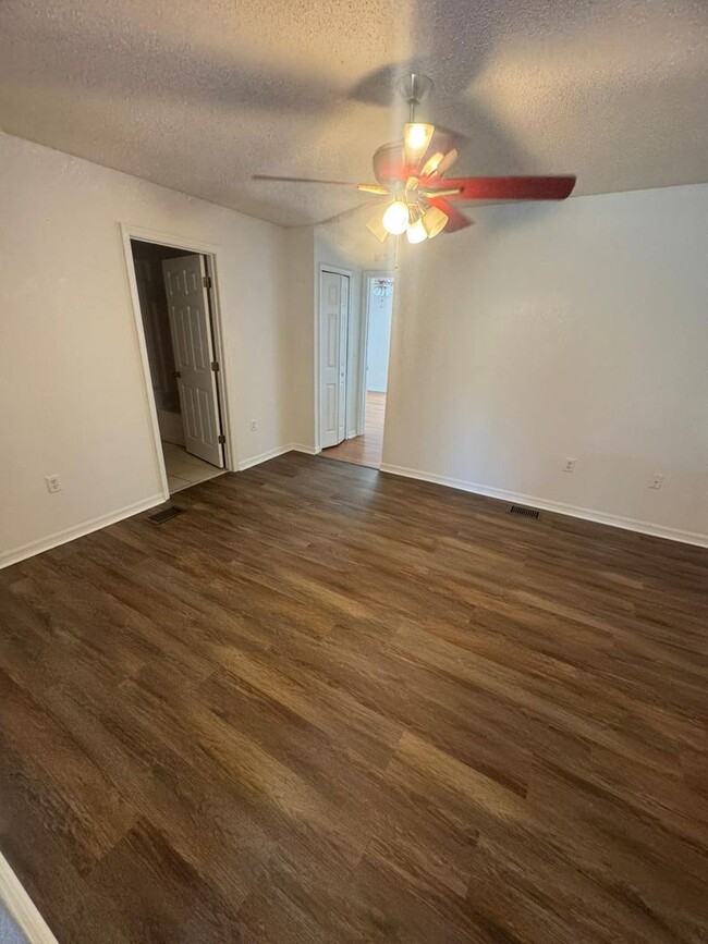 Building Photo - Beautiful 3/2 townhome