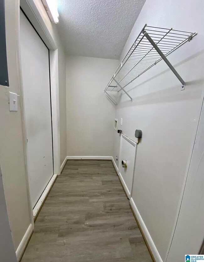 Building Photo - 3101 Lorna Rd