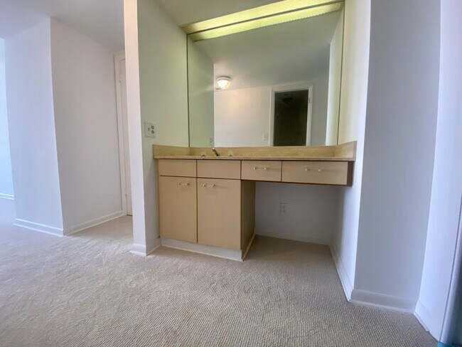Building Photo - 529 S Flagler Dr