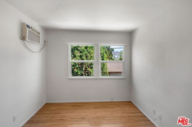 Building Photo - 2233 Laverna Ave