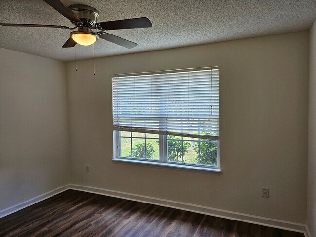 Building Photo - $1550 - 3/2/1 - Great Location Duplex B Section