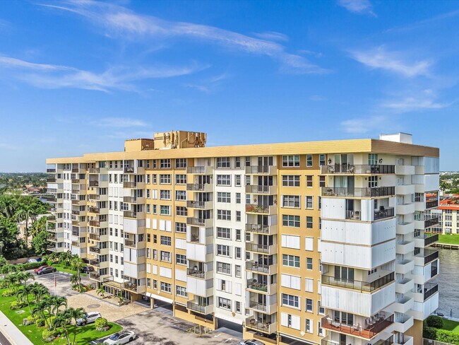 Building Photo - 1150 Hillsboro Mile