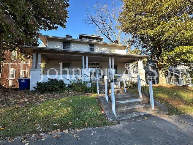 Building Photo - Downtown and West End Location
