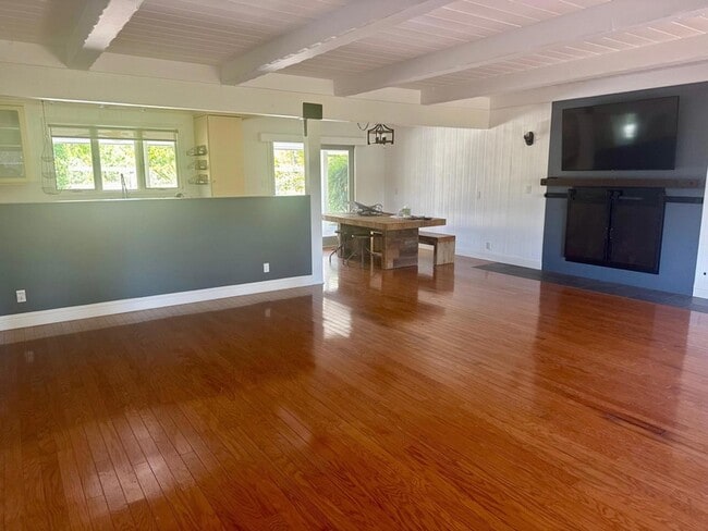 Building Photo - 724 N Refugio Rd