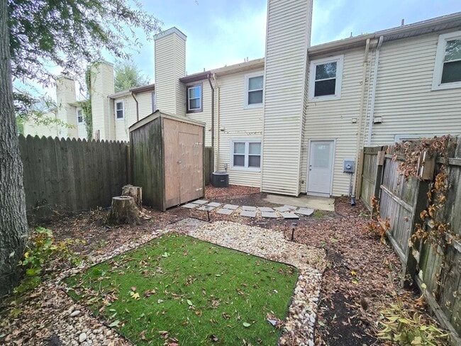 Building Photo - 3 BEDROOM END UNIT TOWNHOUSE FOR RENT IN V...
