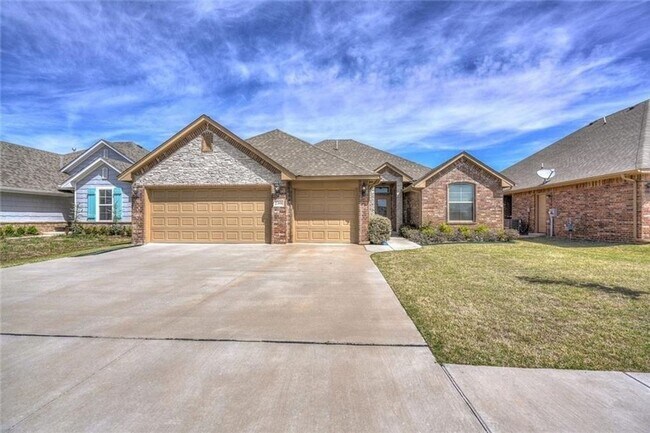 Building Photo - St James Park Home in Norman - Community Pool!  Available in April!