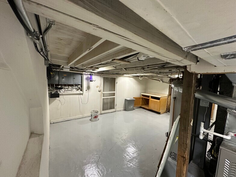 Common area in basement - 926 E St Charles Rd