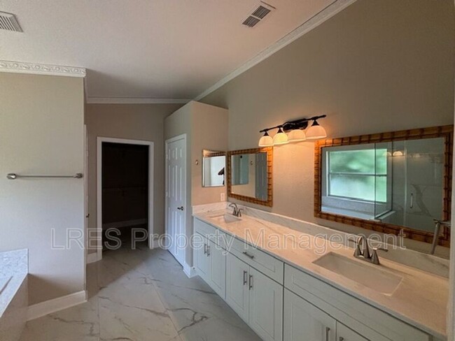 Building Photo - 1028 Kerwood Cir