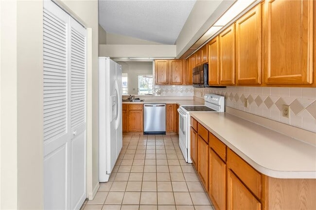 Building Photo - 5910 Petunia Ln