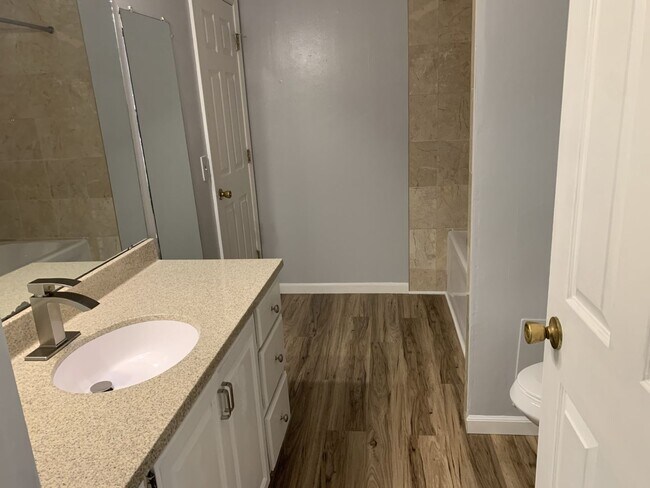 Building Photo - Great Eden Prairie location! 3 Bed/2 Bath ...