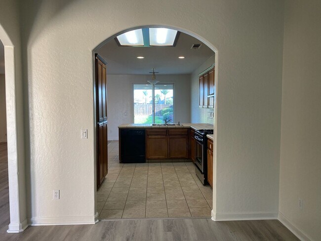 Building Photo - 2022 Muscat Ave