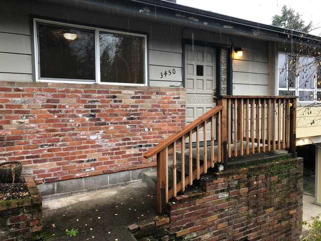Building Photo - Updated 3 bedroom 3 bath house in Eugene!