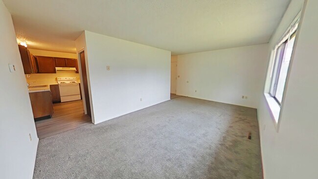 Building Photo - Spacious and charming conveniently located...