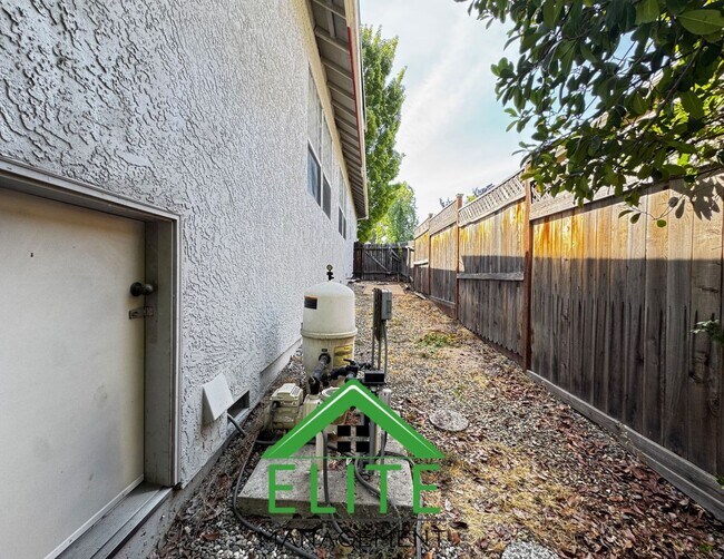 Building Photo - **Stunning Custom Home with Solar and Pool in Prestigious Granite Bay Neighborhood**