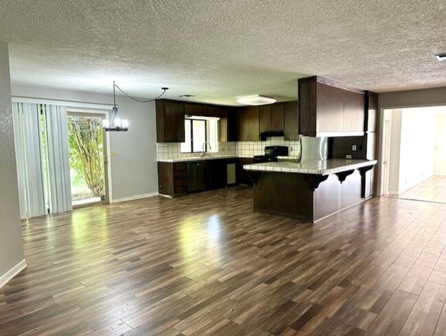 Building Photo - INCREDIBLE LOCATION!!! Quaint and Quiet and Roomy!