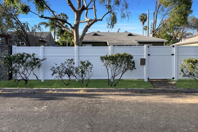 Building Photo - 15227 Valleyheart Dr