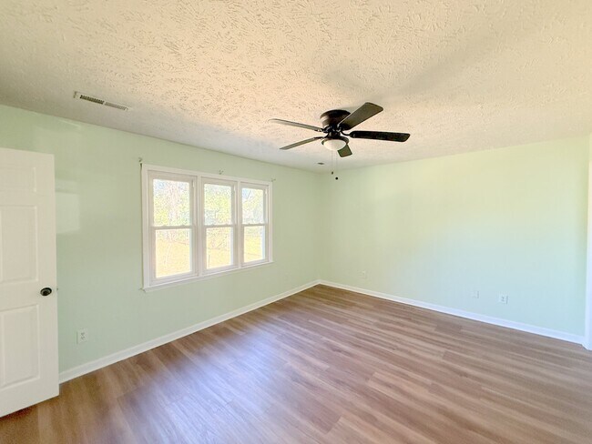 Building Photo - 158 Lewis Ln