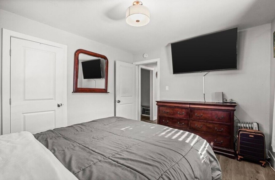 Building Photo - 80 Loma Vista Way