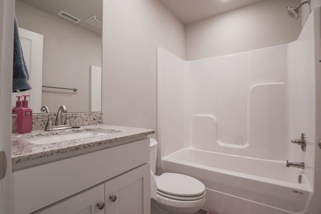 Building Photo - 2 bedroom 2.5 bath home located in Fayetteville, AR