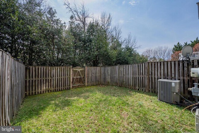 Building Photo - 735 Parev Way