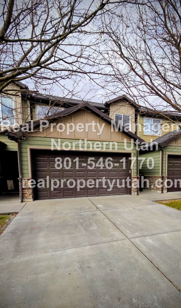 Building Photo - 3 Bedroom 2 Bath Townhome in West Haven Available Now!