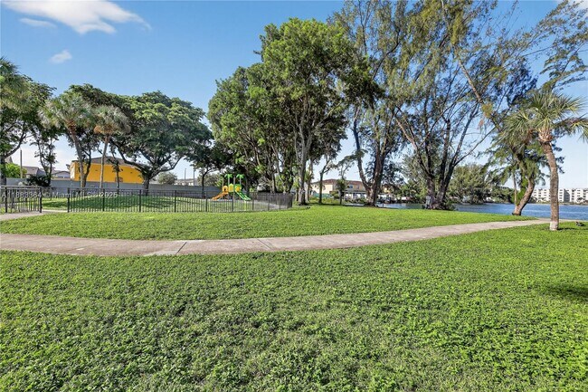 Building Photo - 10000 NW 80th Ct