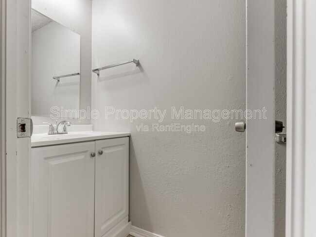 Building Photo - 8508 Candlewood Dr