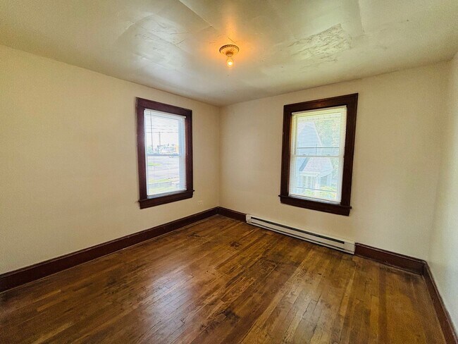 Building Photo - 3 Bedroom 1 Bath Duplex