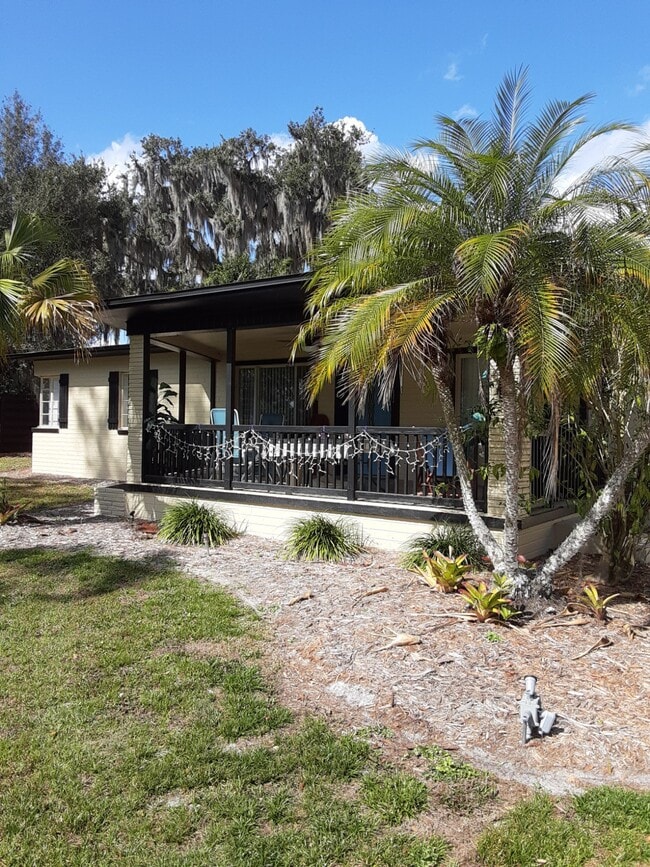 Building Photo - 224 Lake Winnemissett Dr