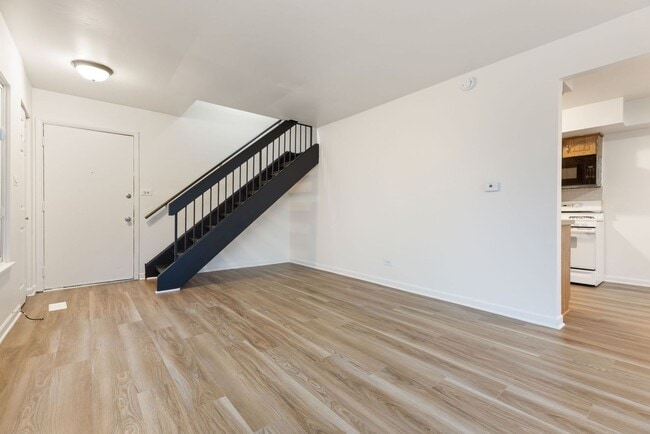 Building Photo - 1353 Kingsbury Dr