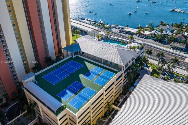 Building Photo - 2650 Lake Shore Dr