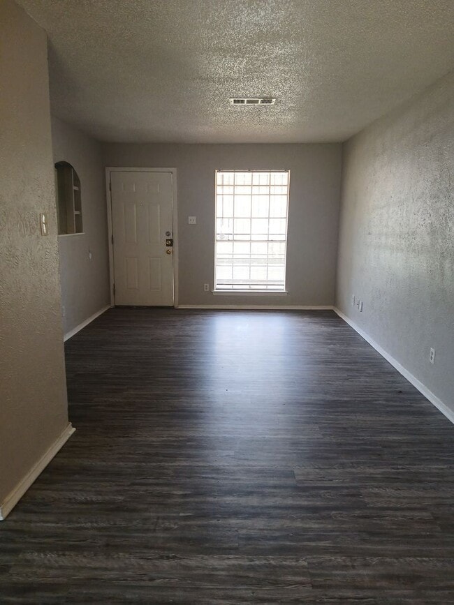 Building Photo - 3 Bedrooms, 1.5 Bathrooms, 1 Car Garage Ne...