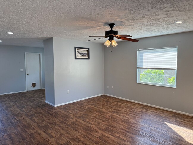 Building Photo - 2Bedroom 2 Bath Single Family Home W/1 Car Garage