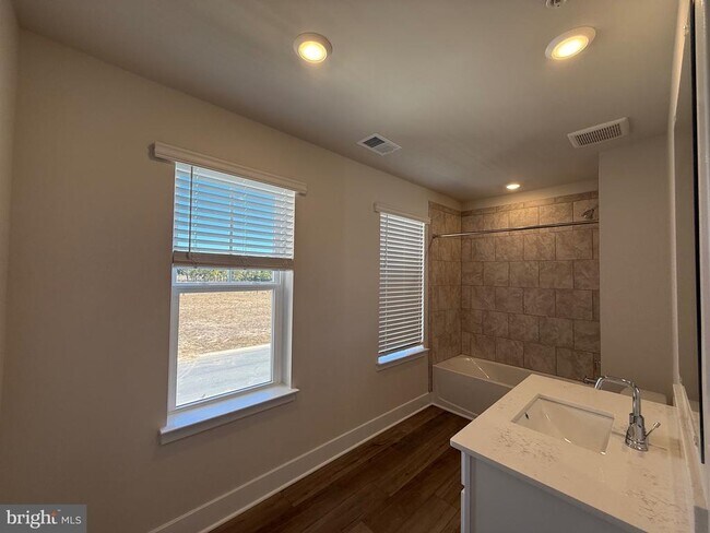 Building Photo - 1670 Lake Placid Dr