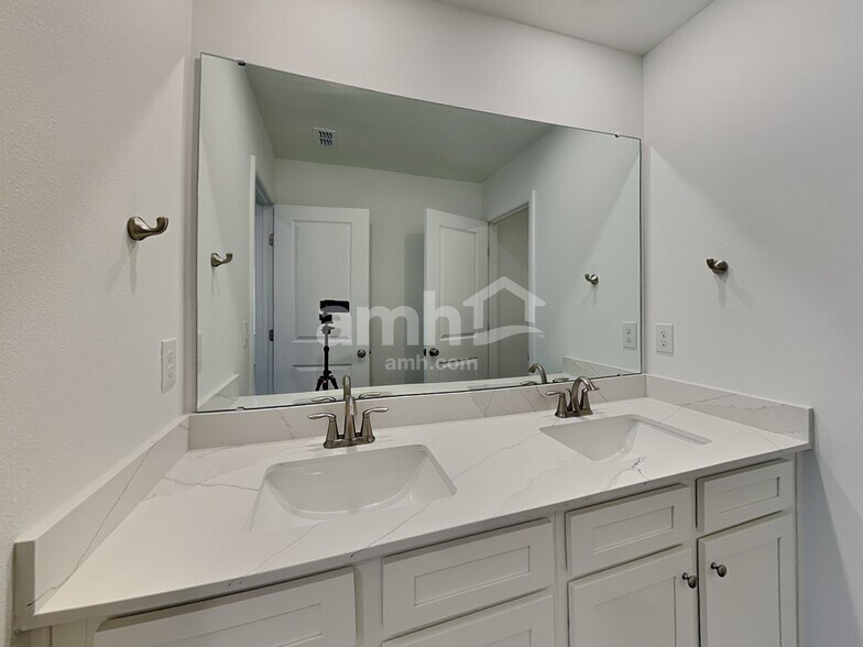 Building Photo - 3012 20th Ave W