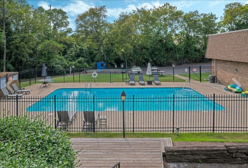 Building Photo - 420 Walton Ln