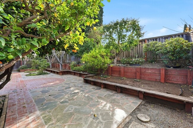 Building Photo - Beautifully Updated 3BR/2BA Home with Private Garden Oasis