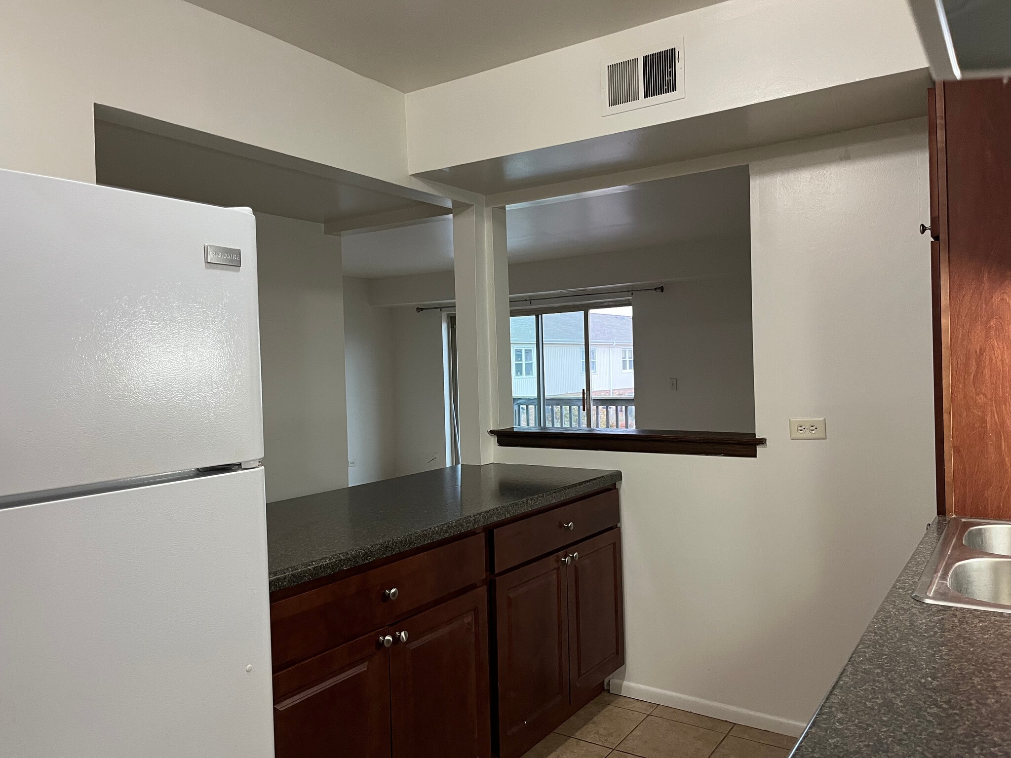 Building Photo - 3219 W Lake Ave