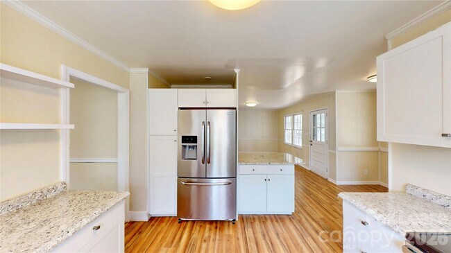 Building Photo - 6821 View Way Dr