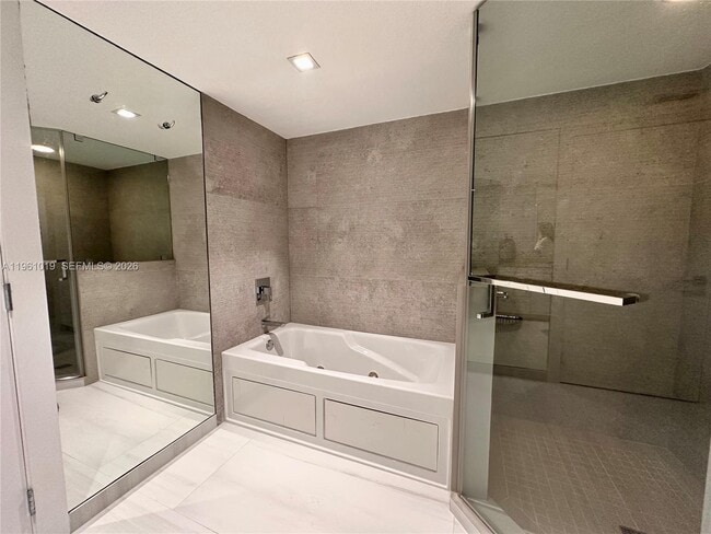 Building Photo - 1800 N Bayshore Dr