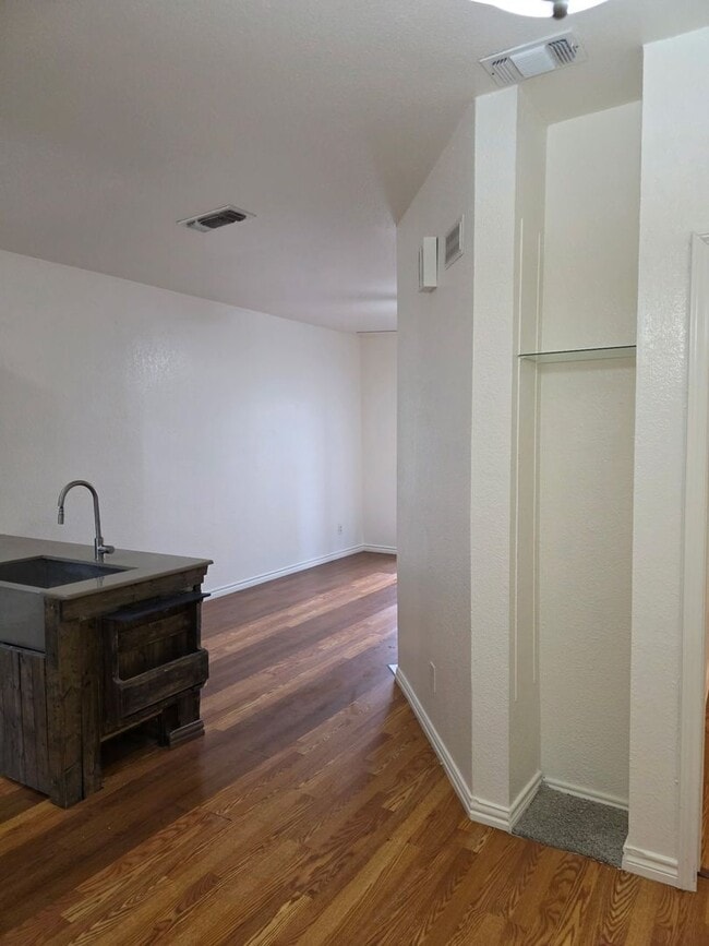 Building Photo - Spacious 2 bedroom-2 bath -Condo